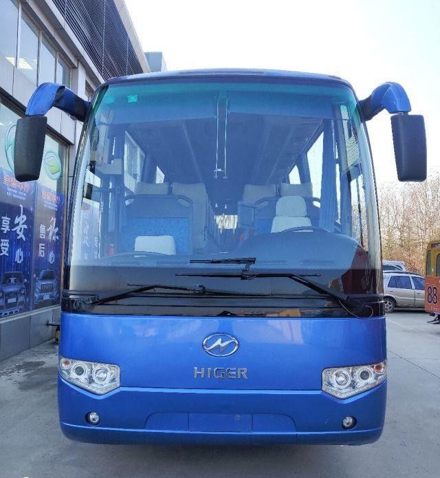 Un KLQ6129 más alto 53 asienta el acero usado motor posterior Chiassis de Bus Double Doors del coche