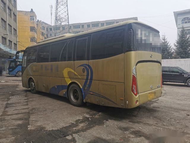 38 bus turístico usado izquierdo de Kinglong de la dirección del motor seis de Yuchai de los asientos de los cilindros 270hp V del chasis euro posterior del saco hinchable XMQ6901