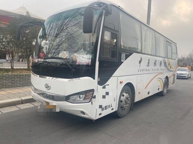 Los asientos más altos usados del modelo KLQ6882 39 del autobús que el chasis de acero utilizó puertas del motor 162kw de la parte posterior de Yuchai del autobús del pasajero solas salieron del buey