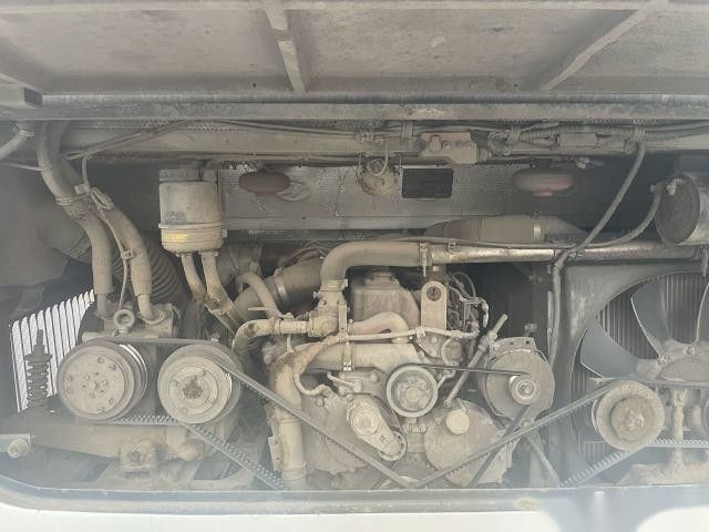 Los asientos más altos usados del modelo KLQ6882 39 del autobús que el chasis de acero utilizó puertas del motor 162kw de la parte posterior de Yuchai del autobús del pasajero solas salieron del buey
