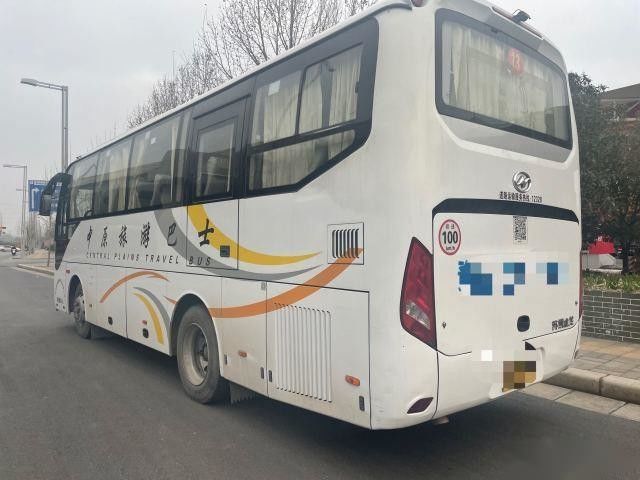 Los asientos más altos usados del modelo KLQ6882 39 del autobús que el chasis de acero utilizó puertas del motor 162kw de la parte posterior de Yuchai del autobús del pasajero solas salieron del buey