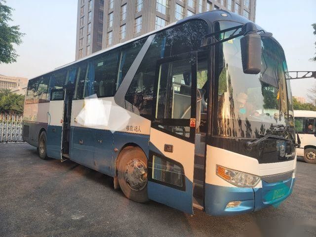 Impulsión desnuda posterior usada de la mano izquierda de las puertas dobles del chasis del saco hinchable del motor del yuchai de los asientos del autobús LCK6119 48 del zhongtong que embala