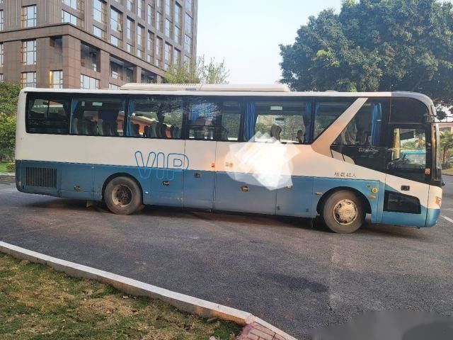 Impulsión desnuda posterior usada de la mano izquierda de las puertas dobles del chasis del saco hinchable del motor del yuchai de los asientos del autobús LCK6119 48 del zhongtong que embala