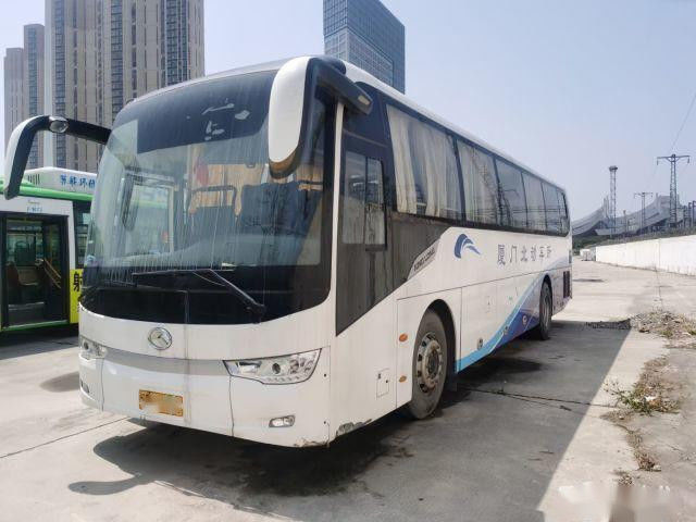 XMQ6119 utilizó los autobuses de Kinglong 56 asientos 2+3 chasis posteriores usados disposición del saco hinchable de la impulsión de la mano izquierda de las puertas dobles del motor del bus turístico