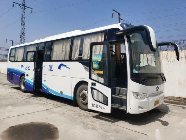 XMQ6119 utilizó los autobuses de Kinglong 56 asientos 2+3 chasis posteriores usados disposición del saco hinchable de la impulsión de la mano izquierda de las puertas dobles del motor del bus turístico