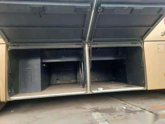 El coche usado una marca más alta Bus KLQ6109 46 asienta la puerta izquierda de Singel de la dirección del kilómetro bajo