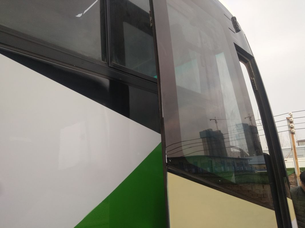 Yutong usado transporta el chasis de acero Front Engine Bus que 53 asientos utilizaron el coche Bus For Congo del bus turístico