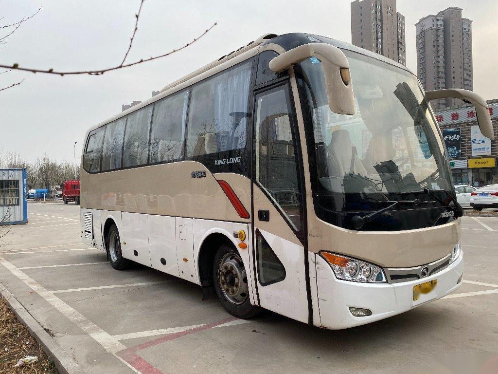 El modelo usado XMQ6802 32 del autobús de Kinglong asienta el bus turístico usado la impulsión de acero de la mano izquierda del chasis