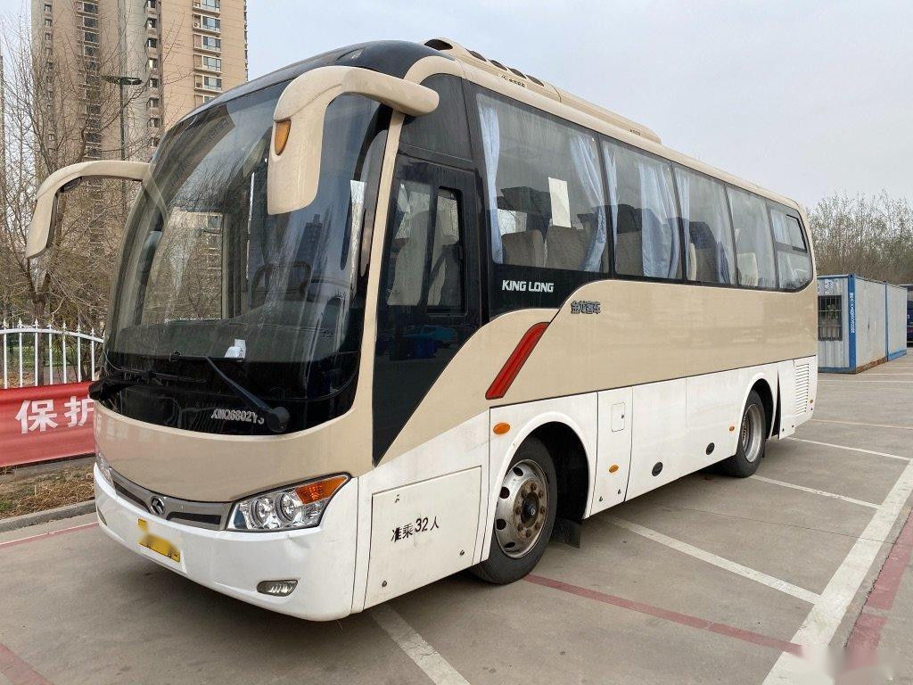 El modelo usado XMQ6802 32 del autobús de Kinglong asienta el bus turístico usado la impulsión de acero de la mano izquierda del chasis