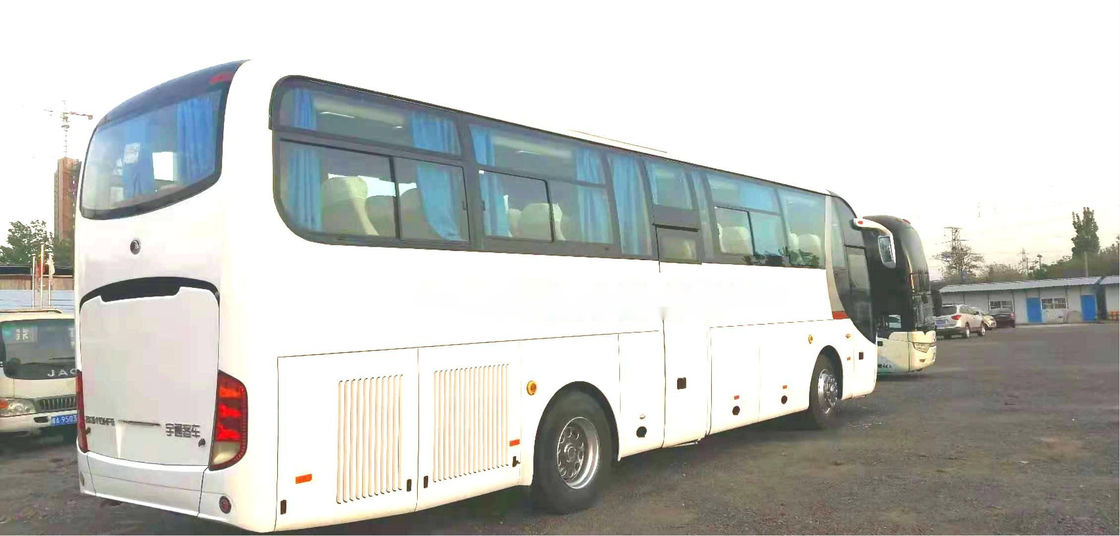 Los asientos usados del autobús ZK6110 51 de Yutong utilizaron el bus turístico que el chasis de acero salió de puertas dobles de dirección