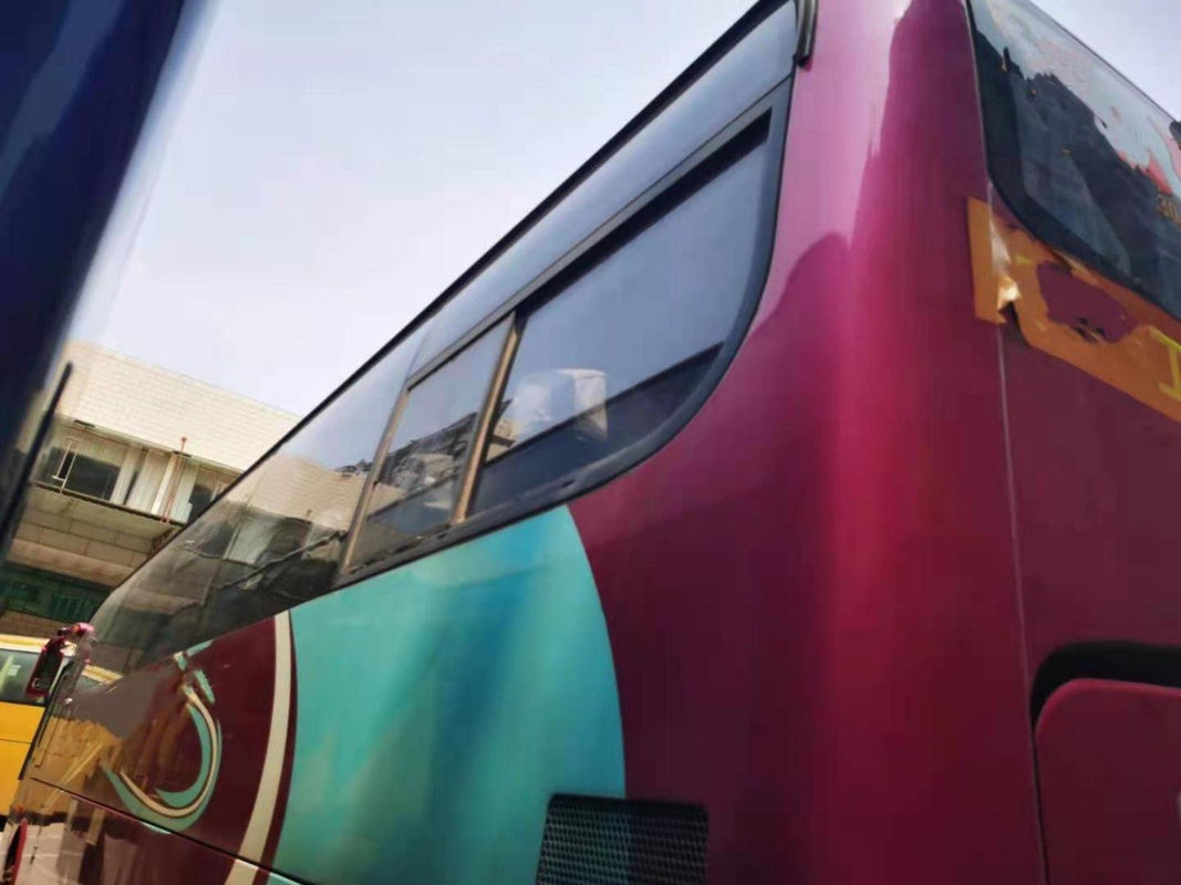 El modelo usado ZK6110 47 de Yutong del bus turístico asienta la dirección de la izquierda del embalaje del desnudo del euro III del motor de Yuchai de las puertas dobles
