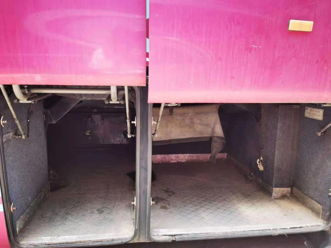 El modelo usado ZK6110 47 de Yutong del bus turístico asienta la dirección de la izquierda del embalaje del desnudo del euro III del motor de Yuchai de las puertas dobles