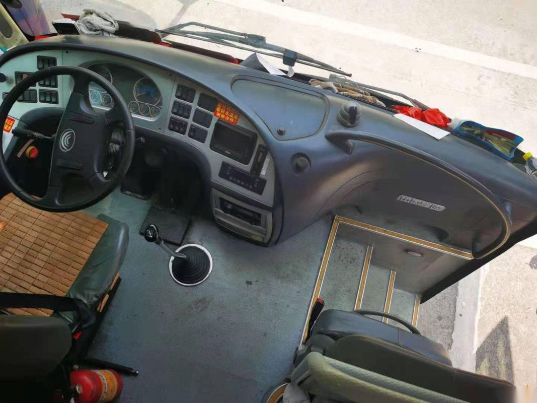 El modelo usado ZK6110 47 de Yutong del bus turístico asienta la dirección de la izquierda del embalaje del desnudo del euro III del motor de Yuchai de las puertas dobles