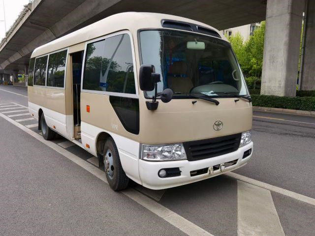 2010 autobús usado del práctico de costa del año 20 asientos, autobús usado de Mini Bus Toyota Coaster con el motor de gasolina 2TR en buenas condiciones