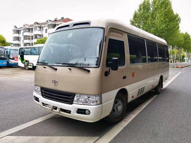 2010 autobús usado del práctico de costa del año 20 asientos, autobús usado de Mini Bus Toyota Coaster con el motor de gasolina 2TR en buenas condiciones