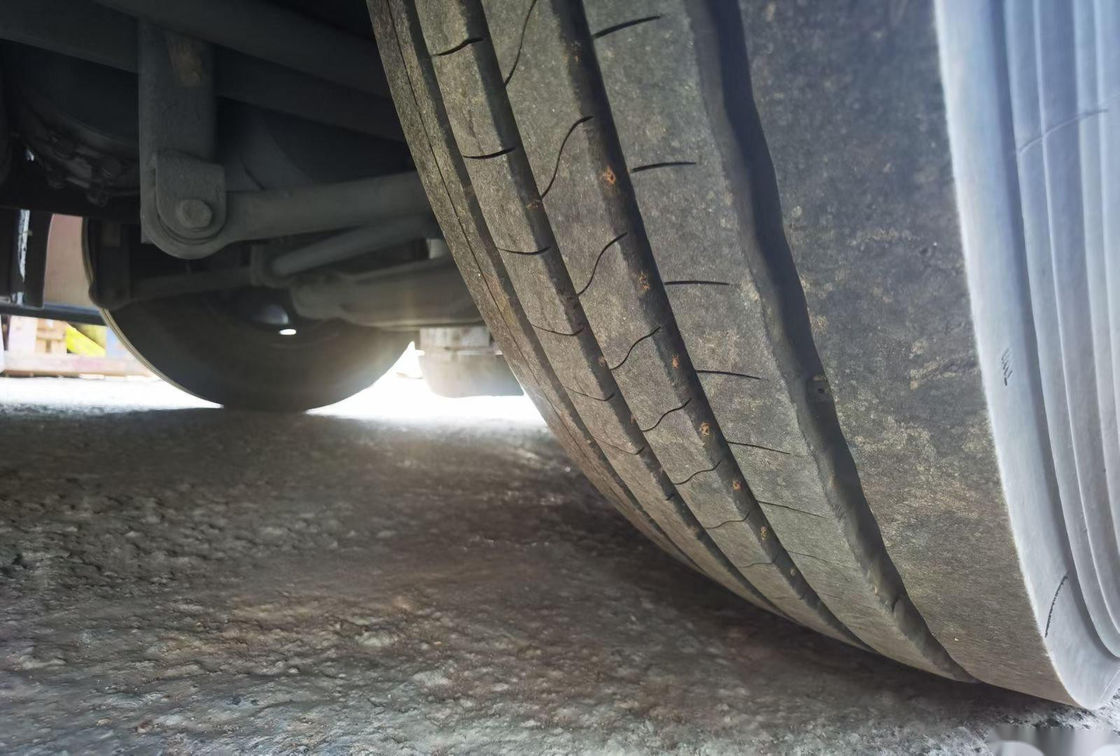 La marca usada ZK6116 48 de Yutong del bus turístico asienta la dirección izquierda que embala desnuda del chasis del saco hinchable del autobús del pasajero de las puertas dobles
