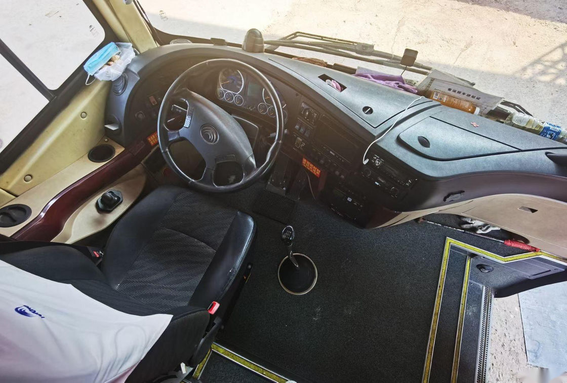 La marca usada ZK6116 48 de Yutong del bus turístico asienta la dirección izquierda que embala desnuda del chasis del saco hinchable del autobús del pasajero de las puertas dobles
