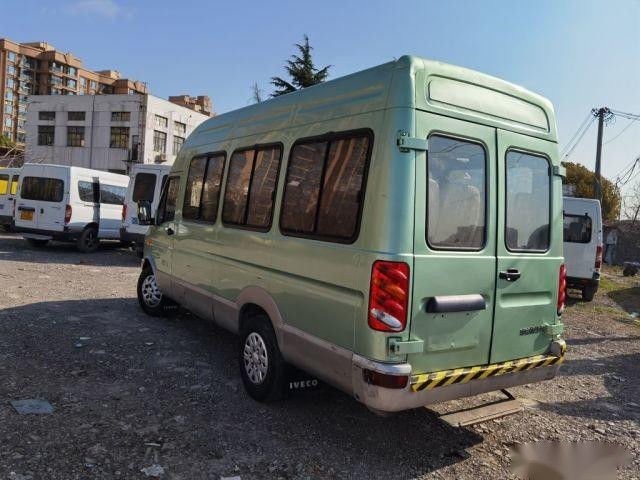 Mini Bus usado 17 asientos califica IVECO 2.8T motor diesel el euro eléctrico III de la puerta