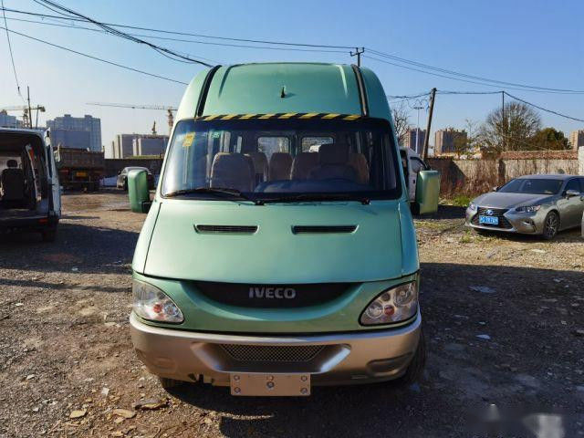 Mini Bus usado 17 asientos califica IVECO 2.8T motor diesel el euro eléctrico III de la puerta