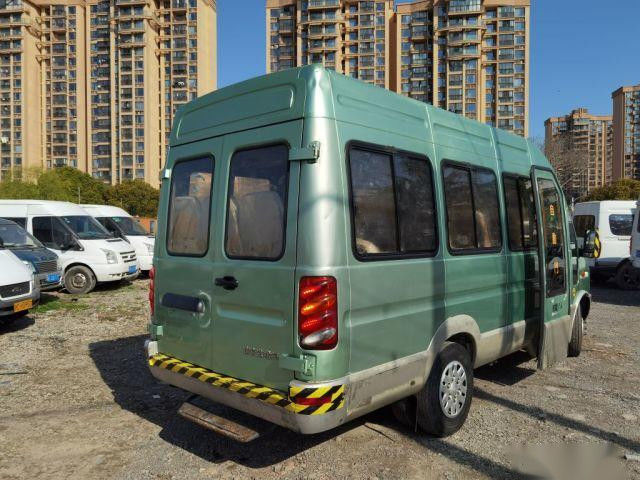 Mini Bus usado 17 asientos califica IVECO 2.8T motor diesel el euro eléctrico III de la puerta