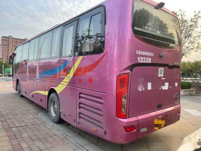 Euro de acero usado IV 270kw del motor de Yuchai del chasis de los asientos del modelo XMQ6113 51 del bus turístico