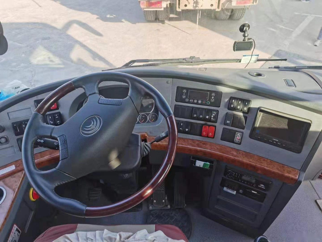 Autobús usado ZK6110 de Yutong dejado el bus turístico usado kilómetro bajo posterior de dirección del motor de Yuchai de 48 puertas dobles de los asientos