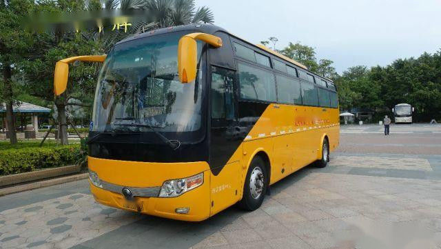 Los asientos usados del autobús ZK6107 49 de Yutong salieron chasis de dirección Yuchai del saco hinchable del motor posterior kilómetro bajo