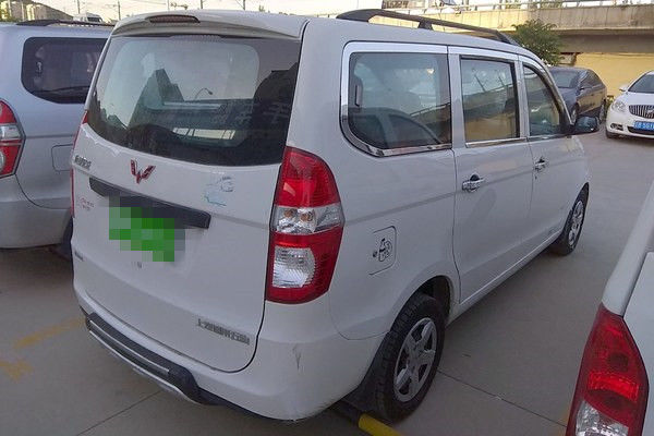 Los asientos Mini Bus Used Cars Gasoline del coche usado 7 de Wuling de 2014 años aprovisionan de combustible la impulsión de LHD