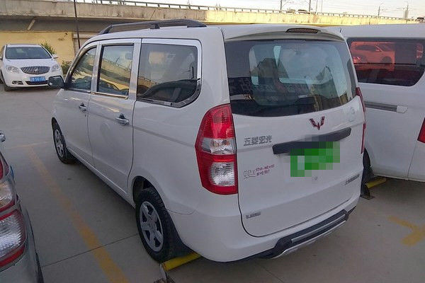 Los asientos Mini Bus Used Cars Gasoline del coche usado 7 de Wuling de 2014 años aprovisionan de combustible la impulsión de LHD