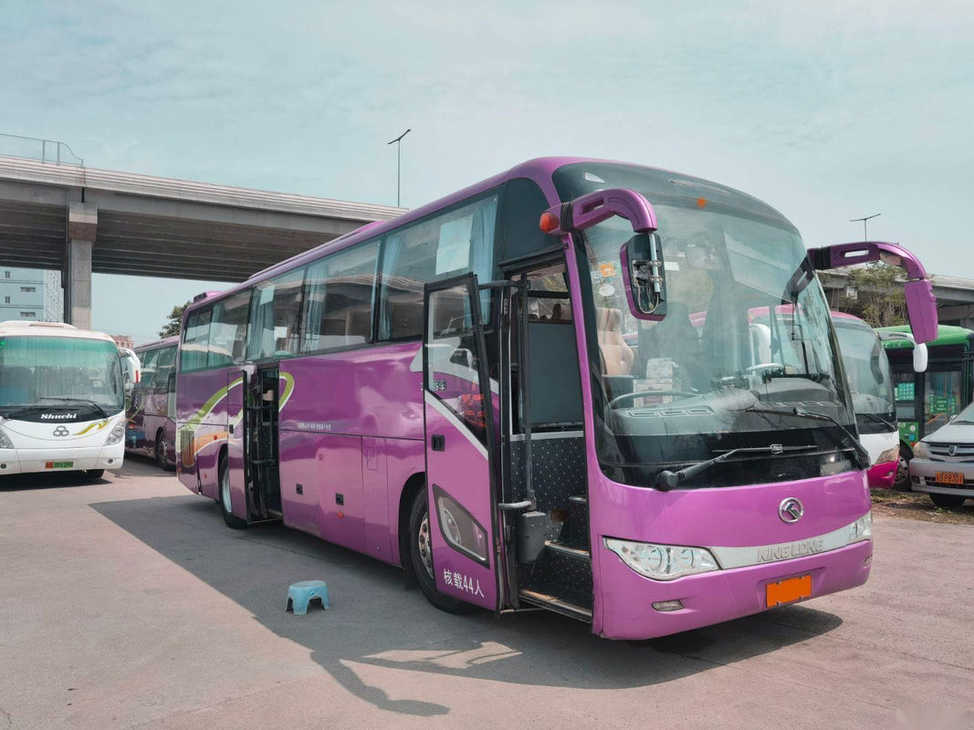 El autobús usado XMQ6117 44 de Kinglong asienta el coche/el bus turístico usados chasis posterior del saco hinchable de las puertas dobles del motor
