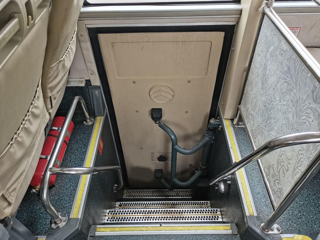 El autobús usado XMQ6117 44 de Kinglong asienta el coche/el bus turístico usados chasis posterior del saco hinchable de las puertas dobles del motor