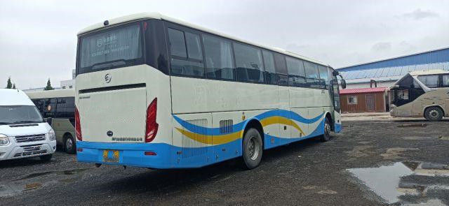 El bus turístico usado para África utilizó kilómetro bajo de Dragon Bus Yuchai Rear Engine 233kw 53seats del euro IV del chasis de oro del saco hinchable
