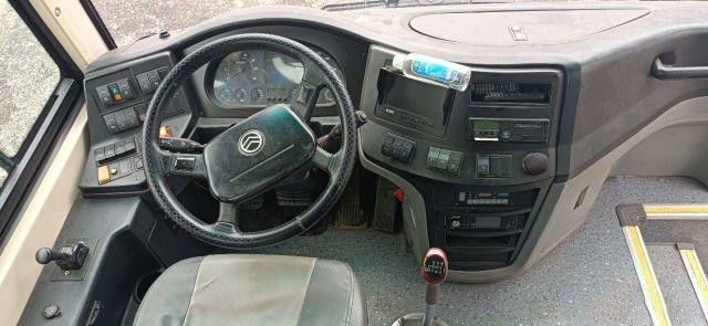 El bus turístico usado para África utilizó kilómetro bajo de Dragon Bus Yuchai Rear Engine 233kw 53seats del euro IV del chasis de oro del saco hinchable