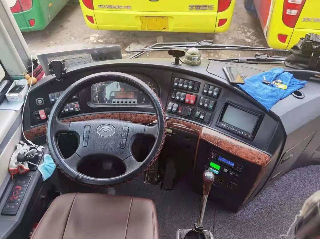 El autobús usado ZK6122 49 de Yutong asienta el motor posterior usado de acero de la impulsión WP.10 de la mano izquierda del autobús del pasajero de las puertas dobles del chasis