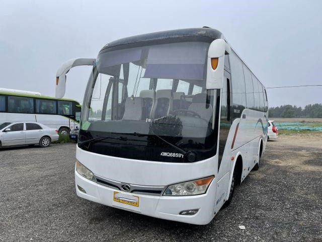 El autobús usado XMQ6859 37 de Kinglong asienta el bus turístico usado III de acero del euro del motor de la parte posterior de Yuchia de la puerta del chasis solo