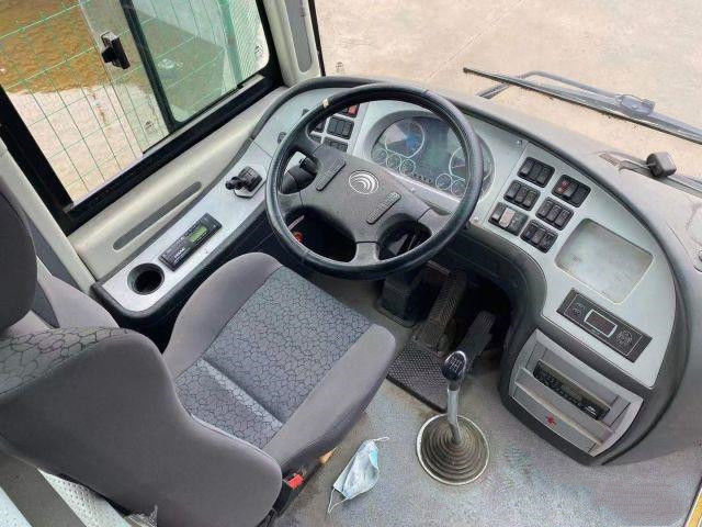 De Yutong de la marca autobús usado IV posterior diesel de Yutong del pasajero del euro de Yuchai del motor de las puertas dobles del autobús 54seats de la mano en segundo lugar