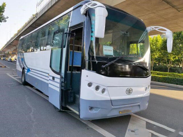 El autobús y el coche AC6107 de Faw utilizaron el kilómetro bajo del motor 162kw de los asientos CA6 de Bus 46 del coche de alta calidad