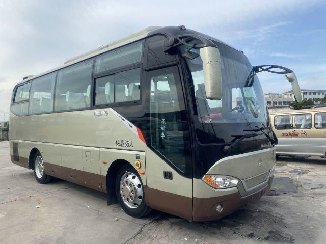 Autobús grande usado 2+2layout de la capacidad de los nuevos asientos del motor de la parte posterior de Yuchai del chasis del saco hinchable de la marca 35seats de Zhongtong del bus turístico