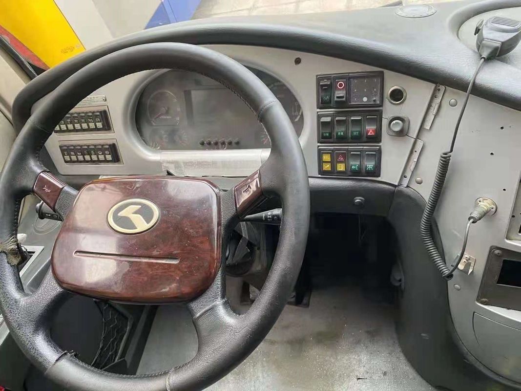 El autobús usado XMQ6900 de Kinglong utilizó la dirección izquierda del chasis de acero del euro III del motor 180kw de Yuchai de los asientos del bus turístico 39