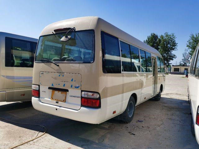 Gasolina de lujo usada LHD 2017 de los escritorios de los asientos del práctico de costa 17-30 Seater de Toyota hecha en Japón