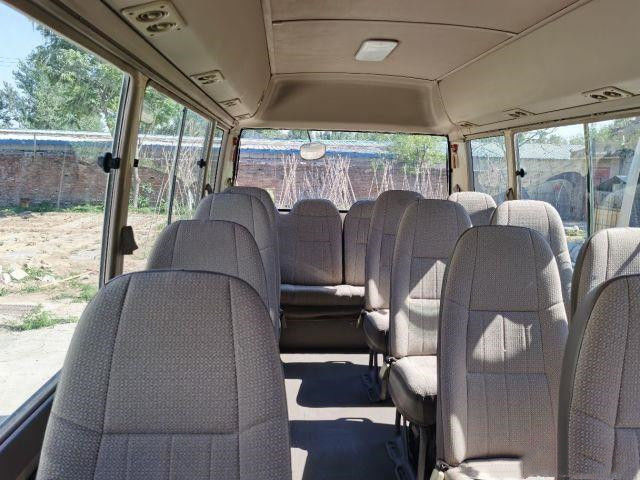 Gasolina de lujo usada LHD 2017 de los escritorios de los asientos del práctico de costa 17-30 Seater de Toyota hecha en Japón