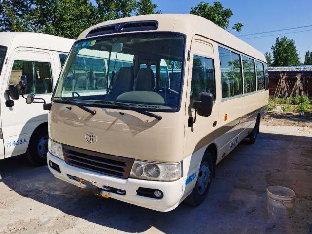 Gasolina de lujo usada LHD 2017 de los escritorios de los asientos del práctico de costa 17-30 Seater de Toyota hecha en Japón