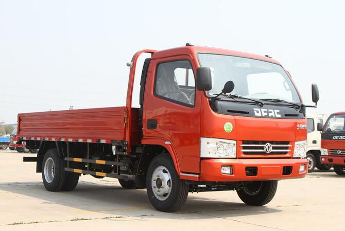 Año de poca potencia 2017 del camión LHD del cubo de la impulsión de Dongfeng 4 Ton Cargo Truck 4x2 de la segunda mano