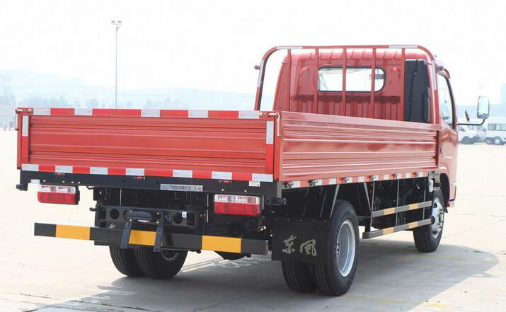 Año de poca potencia 2017 del camión LHD del cubo de la impulsión de Dongfeng 4 Ton Cargo Truck 4x2 de la segunda mano