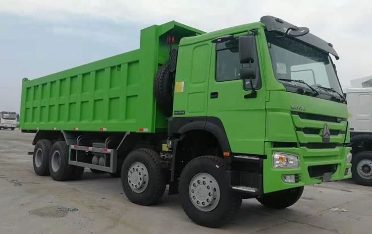 Camión volquete a estrenar de HOWO 8x4 371HP 25CBM para el transporte minero