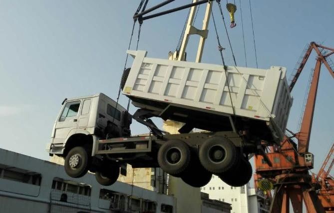 Camión volquete a estrenar de HOWO 8x4 371HP 25CBM para el transporte minero