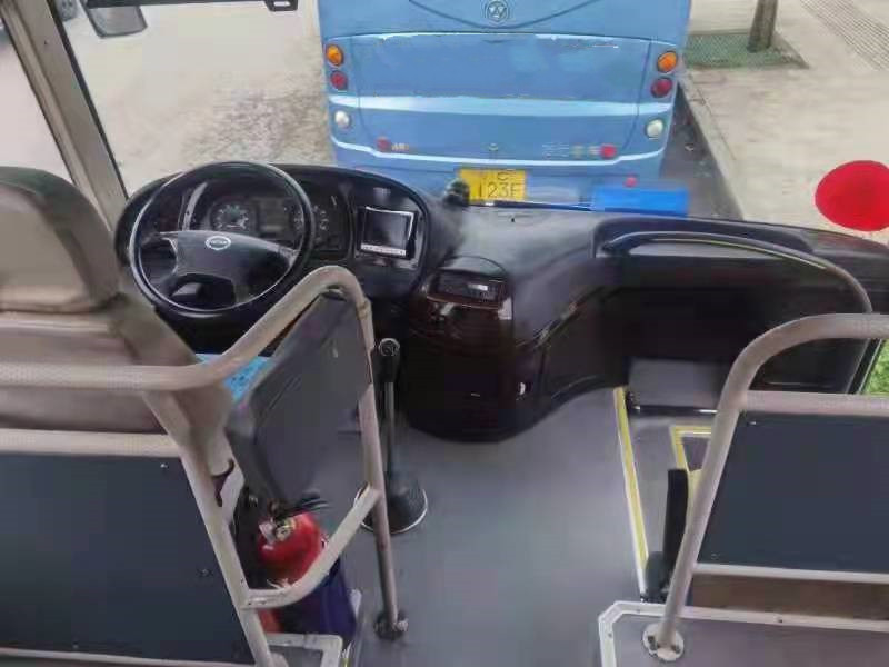 Un autobús más alto en autobús usado largo del práctico de costa de Toyota de la disposición de los asientos RHD Front Engine 2+3 de Buses 65 del coche de Tanzania KLQ6129 Yutong