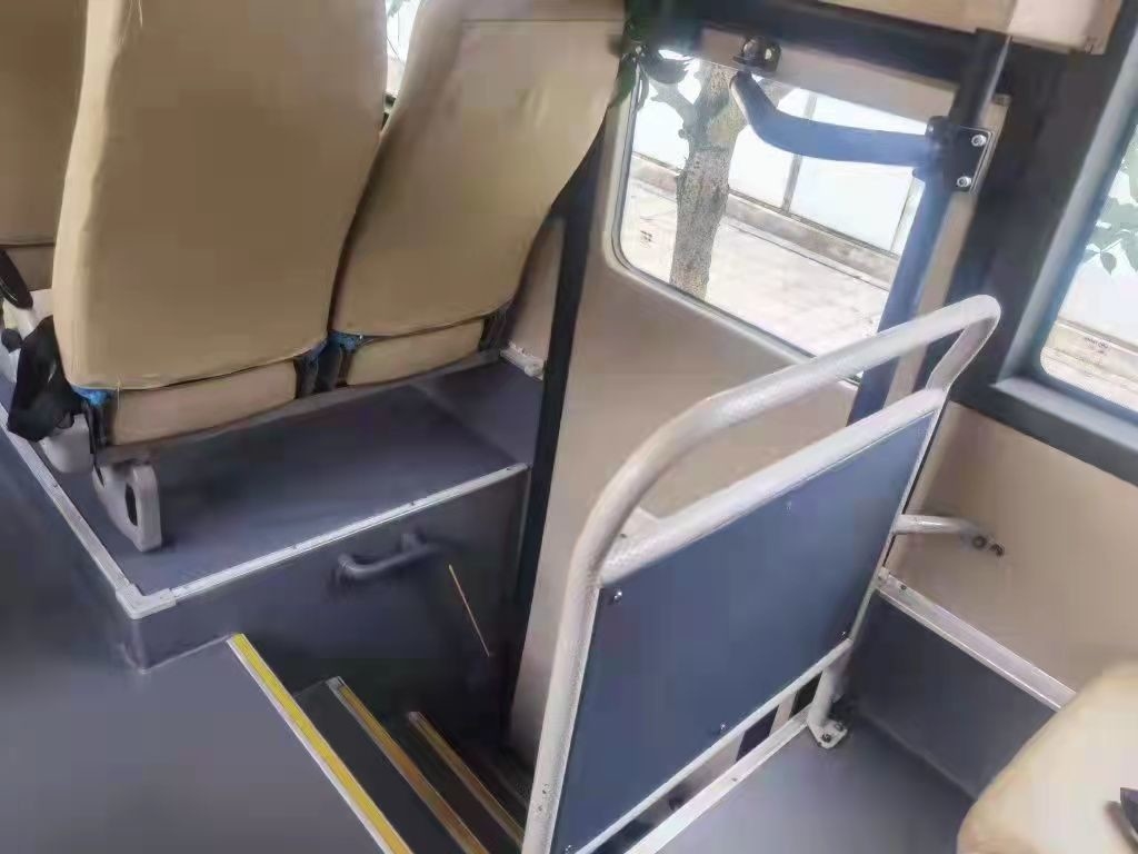 Un autobús más alto en autobús usado largo del práctico de costa de Toyota de la disposición de los asientos RHD Front Engine 2+3 de Buses 65 del coche de Tanzania KLQ6129 Yutong