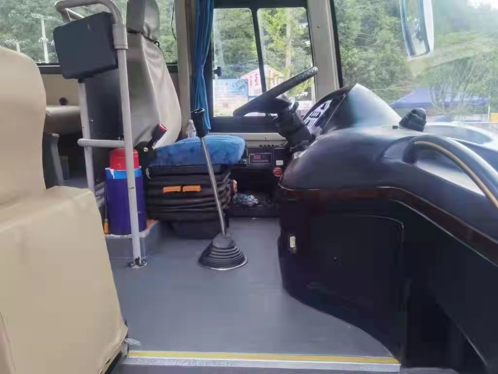 Un autobús más alto en autobús usado largo del práctico de costa de Toyota de la disposición de los asientos RHD Front Engine 2+3 de Buses 65 del coche de Tanzania KLQ6129 Yutong