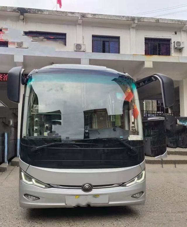 Yutong utilizó el coche Bus Luxury del autobús ZK6907 de 2021 39 asientos que el autobús de Yutong valora el chasis diesel del saco hinchable
